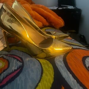 Patent leather heels
Shiny